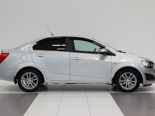 2014 Chevrolet Aveo II, серебристый, 710000 рублей, вид 3