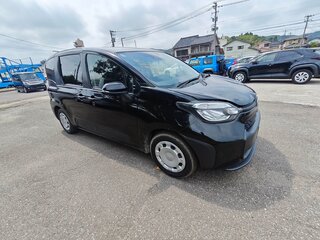 2023 Toyota Sienta III, чёрный, 1340000 рублей, вид 2