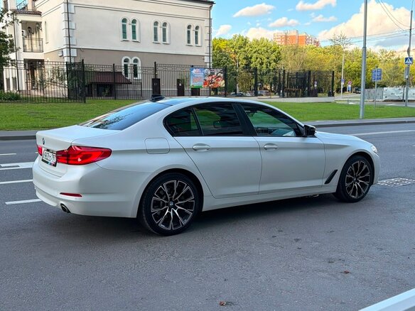 2020 BMW 5 серии 520d xDrive VII (G30/G31/G38), белый, 3590000 рублей - вид 4