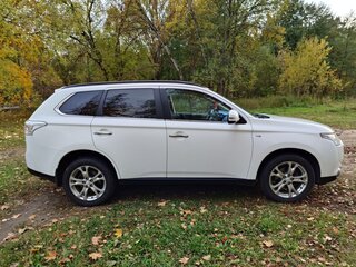 2014 Mitsubishi Outlander III, белый, 2000000 рублей, вид 3