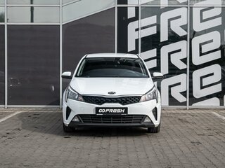 2020 Kia Rio IV Рестайлинг, белый, 1460000 рублей, вид 3