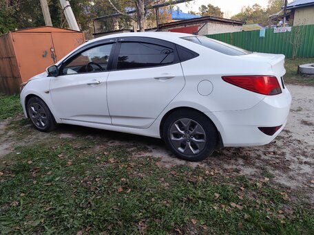 2014 Hyundai Solaris I Рестайлинг, белый, 730000 рублей, вид 3