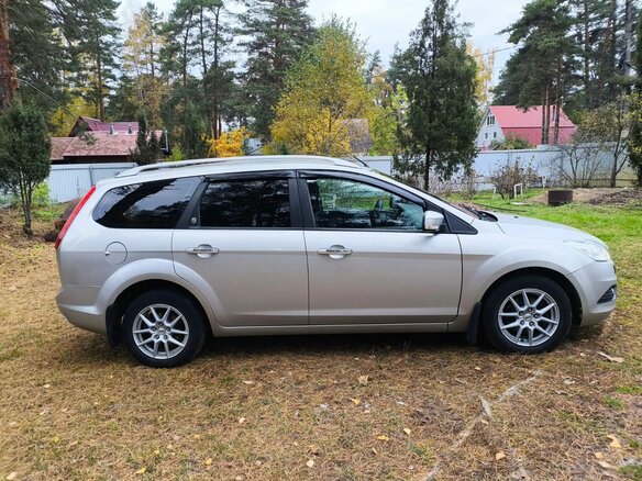 2009 Ford Focus II Рестайлинг, серебристый, 530000 рублей - вид 2