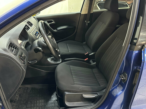 2019 Volkswagen Polo V Рестайлинг, синий, 1110000 рублей - вид 5