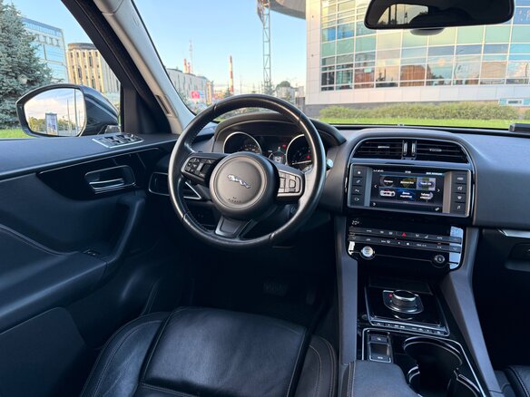 2017 Jaguar F-Pace I, чёрный, 2395000 рублей - вид 9