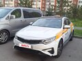 2019 Kia Optima IV Рестайлинг, белый, 850000 рублей
