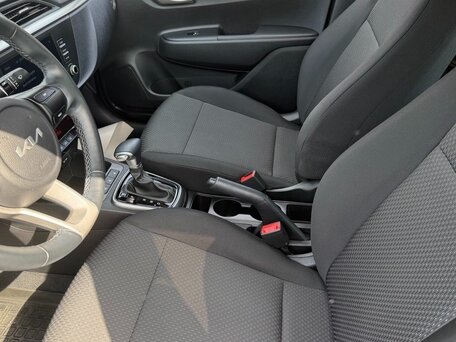 2021 Kia Rio IV Рестайлинг, серый, 1750000 рублей, вид 3