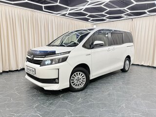 2015 Toyota Voxy III (R80), белый, 1699000 рублей, вид 1