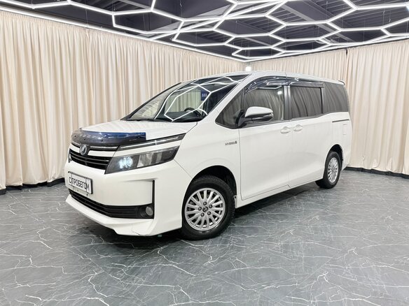 2015 Toyota Voxy III (R80), белый, 1699000 рублей