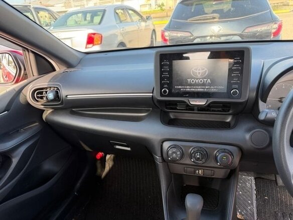 2021 Toyota Yaris IV, красный, 699776 рублей - вид 10