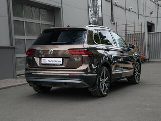 2017 Volkswagen Tiguan II, коричневый, 2180000 рублей, вид 4