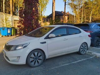 2013 Kia Rio 4-speed III, белый, 920000 рублей, вид 5