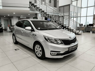 2016 Kia Rio III Рестайлинг, серебристый, 1030000 рублей, вид 3
