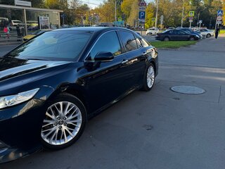 2018 Toyota Camry VIII (XV70), синий, 2385000 рублей, вид 2