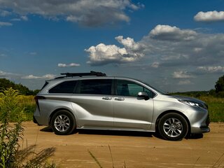 2021 Toyota Sienna IV, серебристый, 4400000 рублей, вид 4
