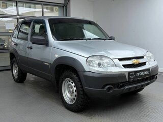 2018 Chevrolet Niva I Рестайлинг, серебристый, 680000 рублей, вид 3