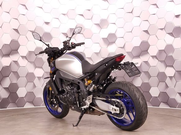 2023 Yamaha MT-09 (FZ-09), серебристый, 1099000 рублей - вид 7