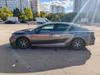 2022 Toyota Camry US Market VIII (XV70) Рестайлинг, серый, 3750000 рублей, вид 4