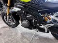 2026 Triumph Speed Triple, жёлтый, 1899000 рублей - вид 5