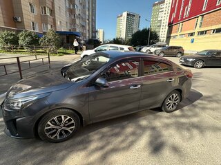 2022 Kia Rio IV Рестайлинг, серый, 2450000 рублей, вид 3