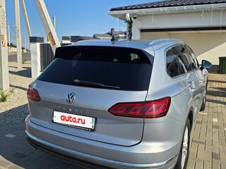 2018 Volkswagen Touareg III, серебристый, 4090000 рублей, вид 4