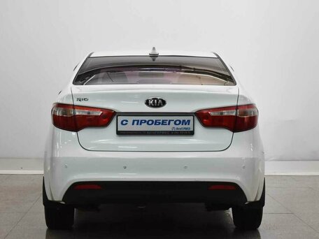 2013 Kia Rio 5-speed III, белый, 450000 рублей, вид 3