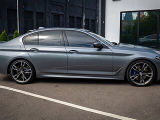 2022 BMW 5 серии M550i xDrive VII (G30/G31/G38) Рестайлинг, серый, 8500000 рублей, вид 5