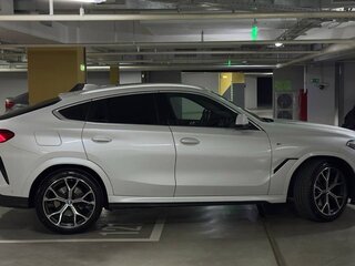 2022 BMW X6 40i III (G06), белый, 8800000 рублей, вид 4