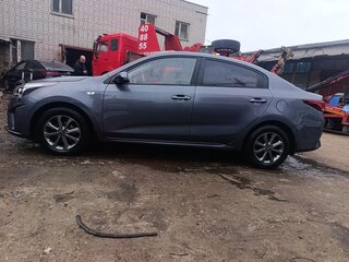 2022 Kia Rio IV Рестайлинг, серый, 1450000 рублей, вид 3