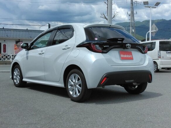 2023 Toyota Yaris IV, белый, 1060000 рублей - вид 5