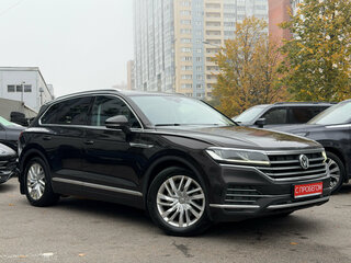 2018 Volkswagen Touareg III, коричневый, 3449000 рублей, вид 1
