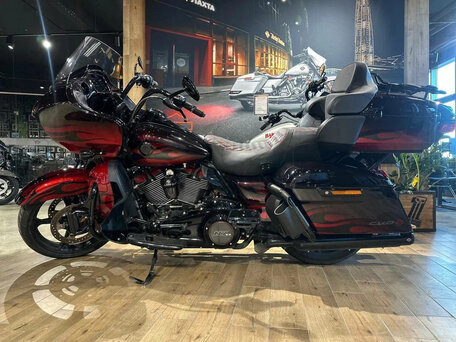 2022 Harley-Davidson CVO Road Glide Limited, пурпурный, 3450000 рублей, вид 3