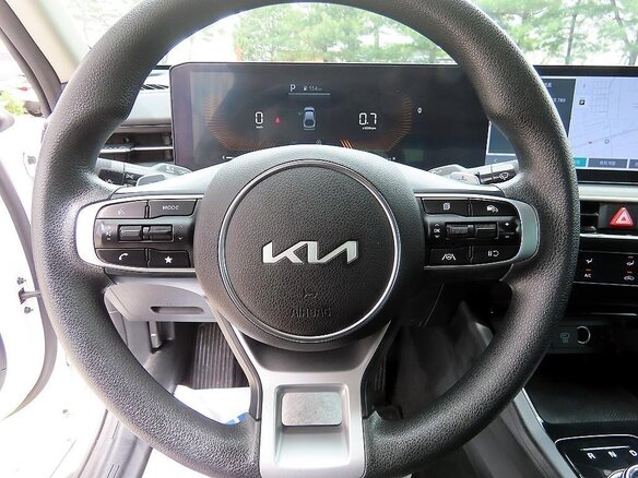 2023 Kia K5 III Рестайлинг, белый - вид 6