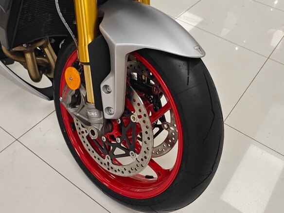 2026 Triumph Street Triple, серый, 1580000 рублей - вид 15
