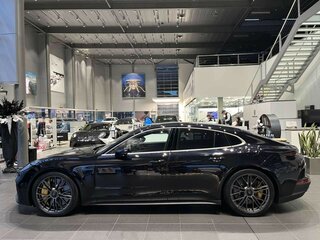 2026 Porsche Panamera Turbo S E-Hybrid III, чёрный, 19200009 рублей, вид 3