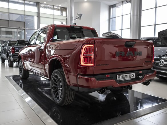 2026 Ram 1500 Crew Cab V Рестайлинг, красный - вид 6