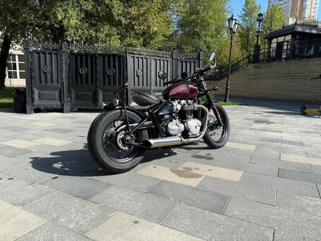 2019 Triumph Bonneville Bobber, пурпурный, 1600000 рублей, вид 3
