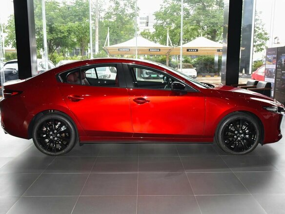 2025 Mazda 3 Axela IV (BP), красный, 3600000 рублей - вид 4