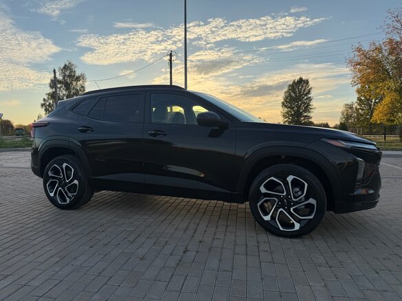 2023 Chevrolet Trax II, чёрный, 1955000 рублей - вид 3