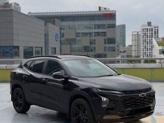 2023 Chevrolet Trax II, чёрный, 2092000 рублей, вид 3