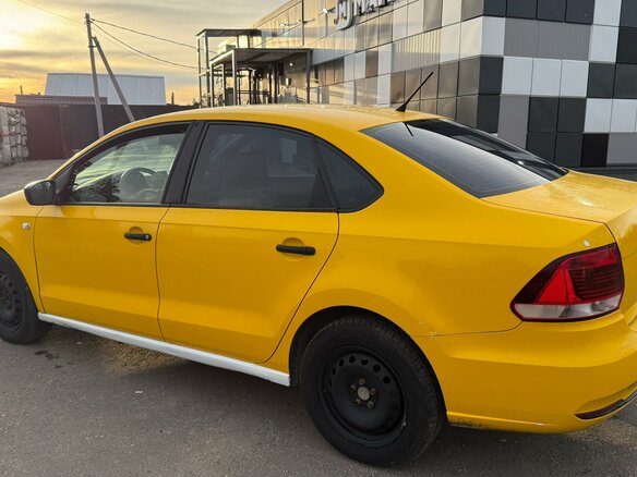 2016 Volkswagen Polo V Рестайлинг, жёлтый, 590000 рублей - вид 6
