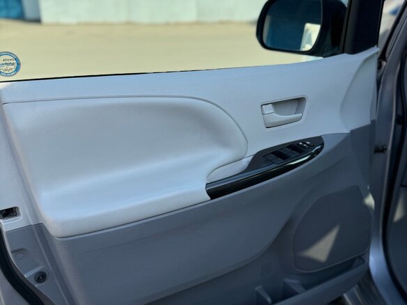 2012 Toyota Sienna III, серый, 1999999 рублей - вид 19