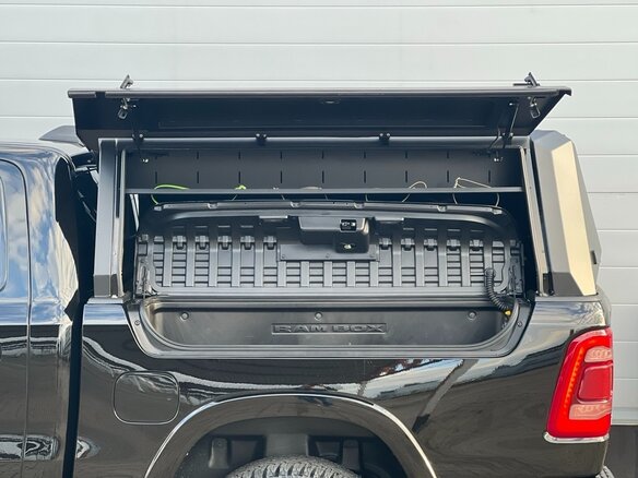 2023 Ram 1500 Quad Cab V, чёрный, 8400000 рублей - вид 16