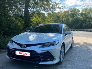 2021 Toyota Camry VIII (XV70) Рестайлинг, белый, 3000000 рублей, вид 2