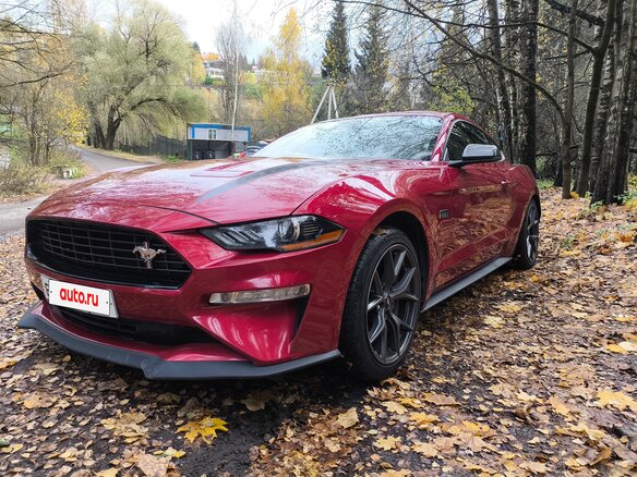 2021 Ford Mustang VI Рестайлинг, красный, 3940000 рублей - вид 2