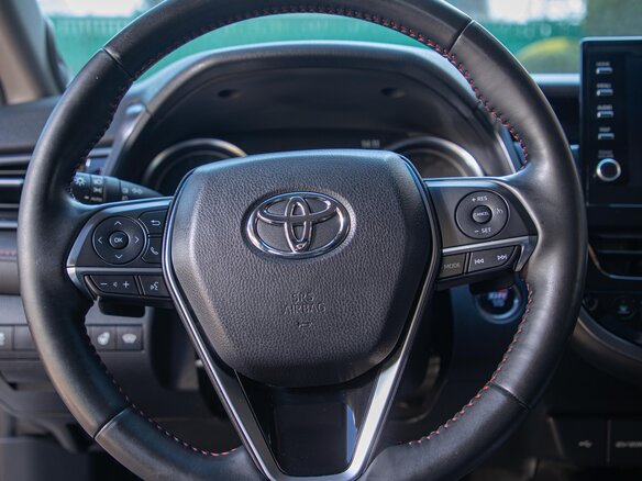2021 Toyota Camry VIII (XV70) Рестайлинг, белый, 3500000 рублей - вид 4