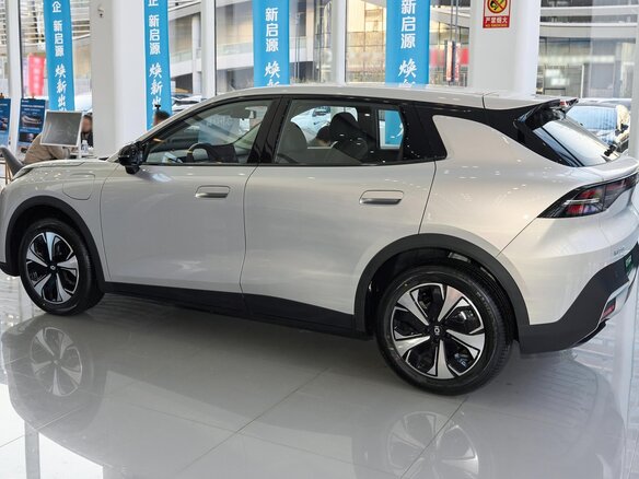2026 Changan Qiyuan Q05 51.9 kWh II, серебристый, 2328000 рублей - вид 2