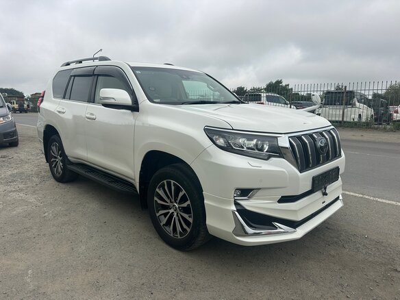 2021 Toyota Land Cruiser Prado 150 Series Рестайлинг 3, белый, 5700000 рублей - вид 2