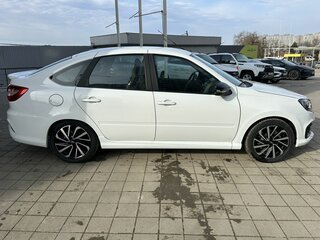 2026 Lada (ВАЗ) Granta Sport I Рестайлинг, белый, 1677000 рублей, вид 4