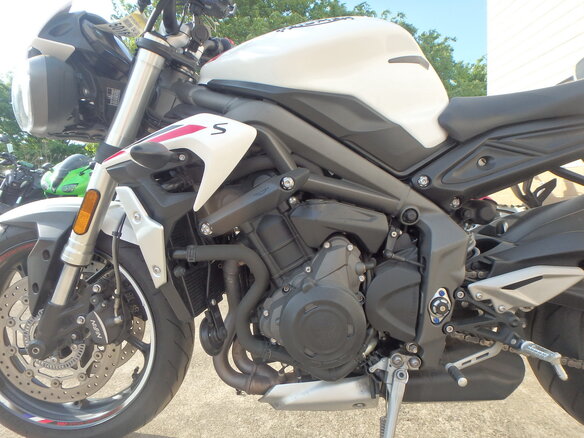 2021 Triumph Street Triple, белый, 820000 рублей - вид 11